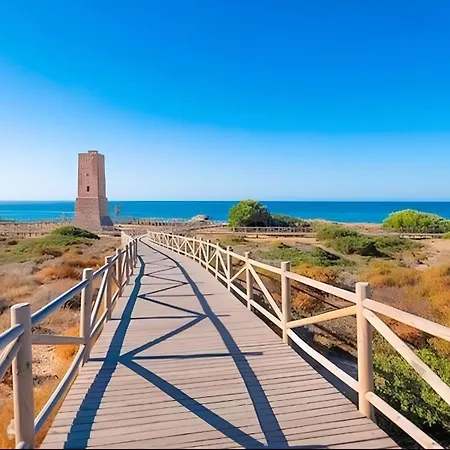 بيت للعطل Casa De La Alegria, 3-bedroom House Near Cabopino & Golf, ماربيا