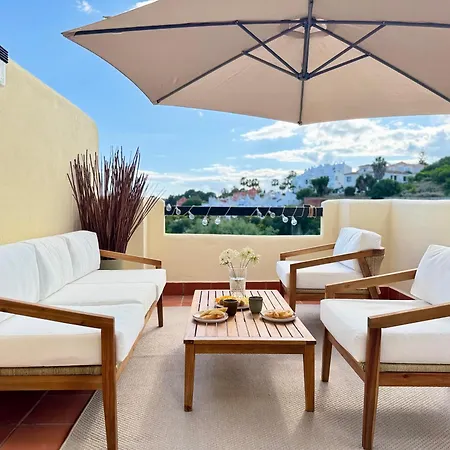 Casa De La Alegria, 3-bedroom House Near Cabopino Beach, 別荘 マルベーリャ