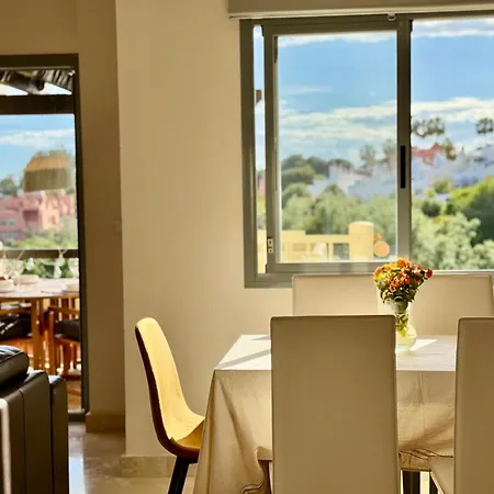 Casa De La Alegria, 3-bedroom House Near Cabopino Beach, 別荘