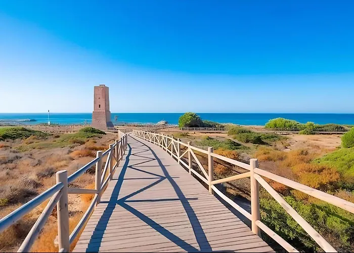 別荘 Casa De La Alegria, 3-bedroom House Near Cabopino Beach, マルベーリャ