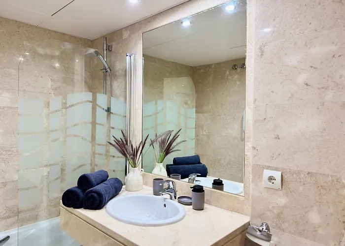 Casa De La Alegria, 3-bedroom House Near Cabopino Beach, 別荘 マルベーリャ