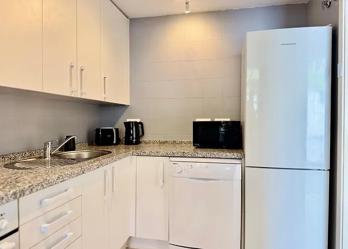 Casa De La Alegria, 3-bedroom House Near Cabopino Beach, 別荘