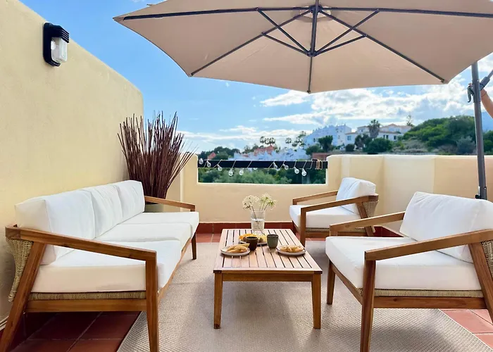 Casa De La Alegria, 3-bedroom House Near Cabopino Beach, 別荘 マルベーリャ