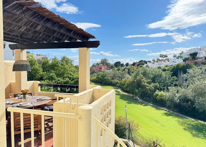 別荘 Casa De La Alegria, 3-bedroom House Near Cabopino Beach, マルベーリャ