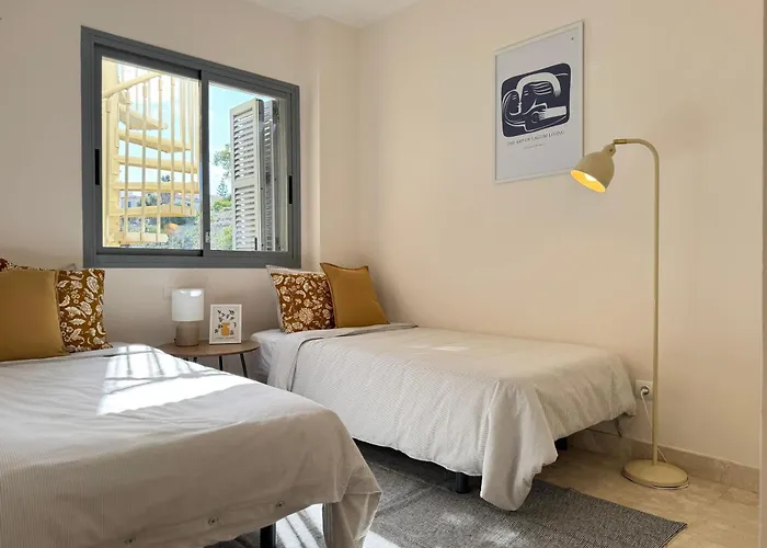 Casa De La Alegria, 3-bedroom House Near Cabopino Beach, 別荘 マルベーリャ