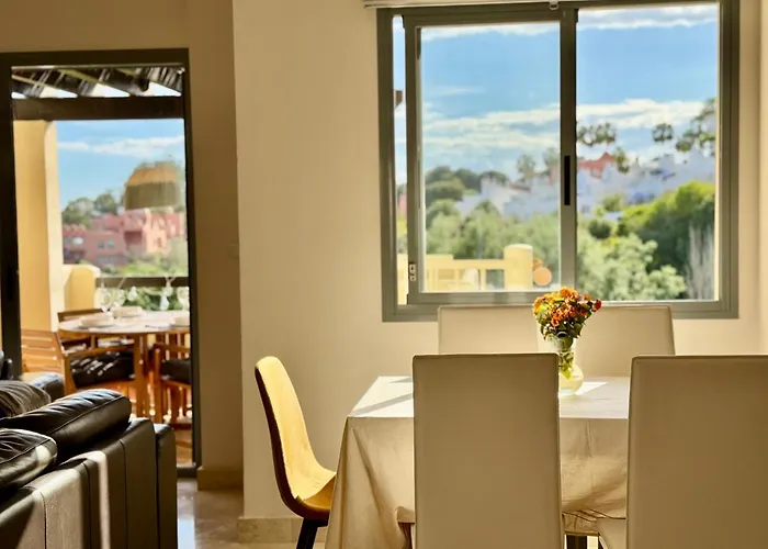 Casa De La Alegria, 3-bedroom House Near Cabopino Beach, 別荘