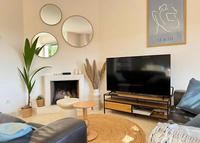 Casa De La Alegria, 3-bedroom House Near Cabopino Beach, 別荘 マルベーリャ